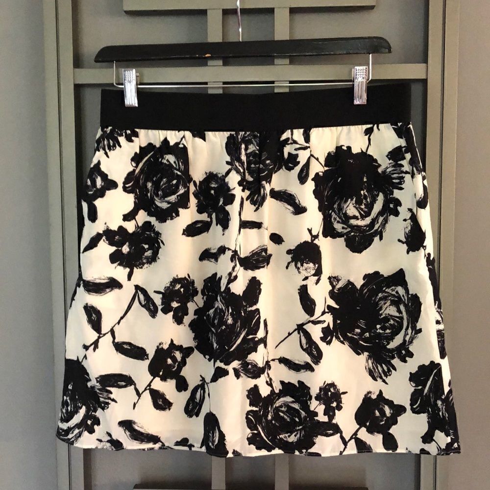 NWT LOFT Black and ivory floral miniskirt.10